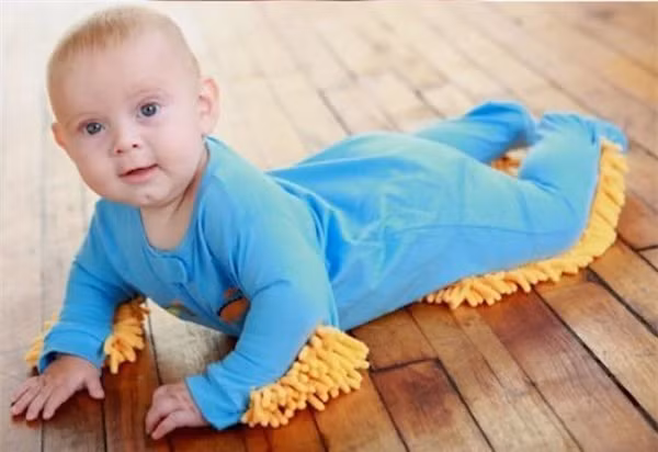  Áo quần trẻ em kiêm giẻ lau nhà: Với bộ quần áo trẻ em kiêm giẻ lau sàn này, việc đùa nghịch của bé cũng góp phần giúp bố mẹ làm sạch nhà cửa. 