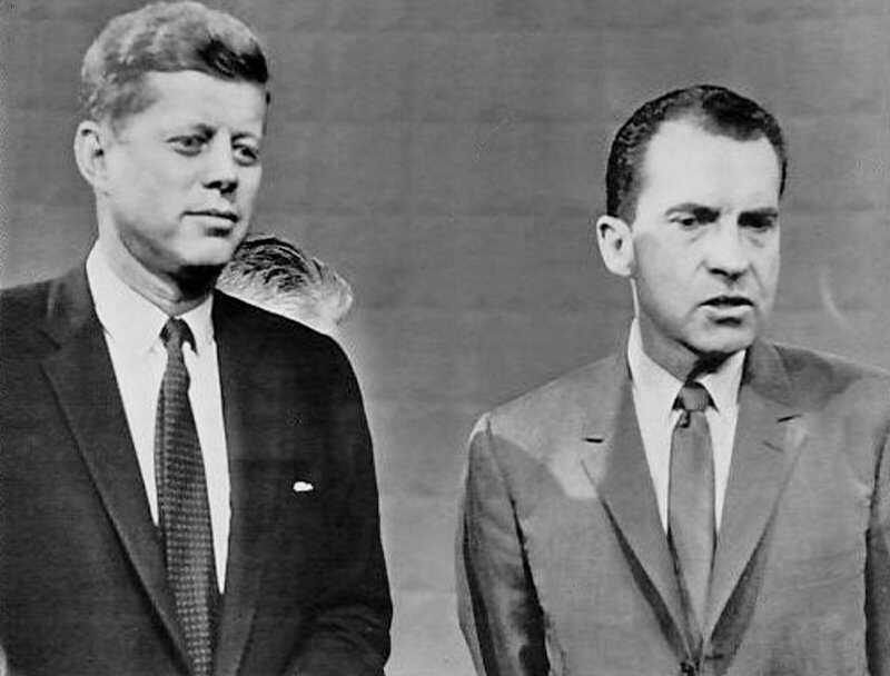  9. Cuộc tranh luận đầu tiên qua truyền hình. Cuộc tranh luận giữa John F. Kennedy và Richard Nixon năm 1960 là cuộc tranh luận đầu tiên được phát sóng trên truyền hình, thay đổi cách các ứng viên tranh cử. Hình ảnh tự tin, điển trai của Kennedy đã thu hút nhiều cử tri hơn so với Nixon, người xuất hiện mệt mỏi và kém hấp dẫn trên màn ảnh. Ảnh: Pinterest.