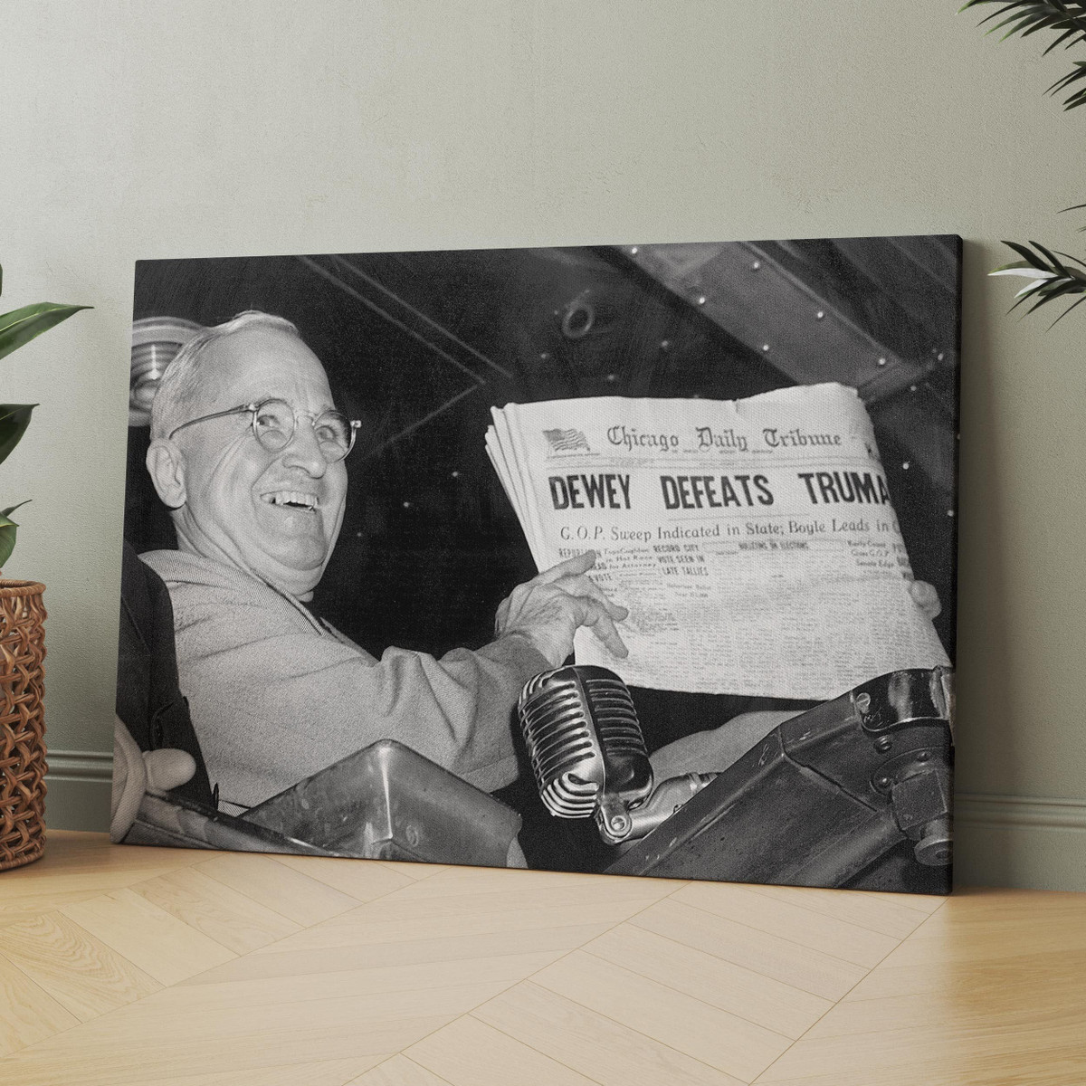  7. Sự cố báo chí 1948. Trong cuộc bầu cử năm 1948, các tờ báo, kể cả tờ Chicago Tribune, đã vội vã đăng tin “Dewey đánh bại Truman” trước khi phiếu bầu được kiểm đếm đầy đủ. Tuy nhiên, sau cùng, Harry Truman mới là người giành chiến thắng. Ảnh: Pinterest.