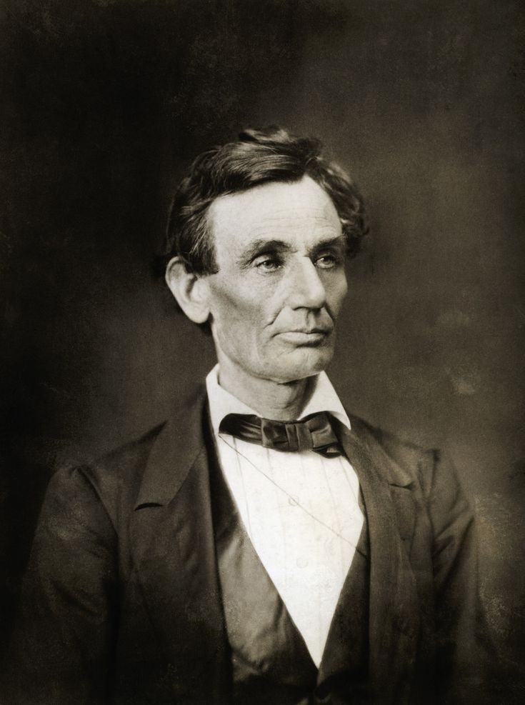  4. Cuộc bầu cử dẫn đến nội chiến. Cuộc bầu cử năm 1860, trong đó Abraham Lincoln chiến thắng, là một trong những cuộc bầu cử phân cực nhất. Lincoln không có tên trên lá phiếu ở nhiều bang miền Nam do sự căng thẳng vùng miền về vấn đề nô lệ. Ngay sau khi ông thắng cử, nhiều bang miền Nam tách ra khỏi Liên bang, dẫn đến nội chiến. Ảnh: Pinterest.