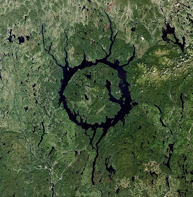  Hố thiên thạch Manicouagan - Québec, Canada. Hố Manicouagan được hình thành cách đây khoảng 214 triệu năm và có đường kính 70 km. Hiện nay, hố va chạm này đã tạo nên một hồ nước tròn nổi bật trên mặt đất, dễ dàng nhìn thấy từ không gian. Ảnh: Pinterest.