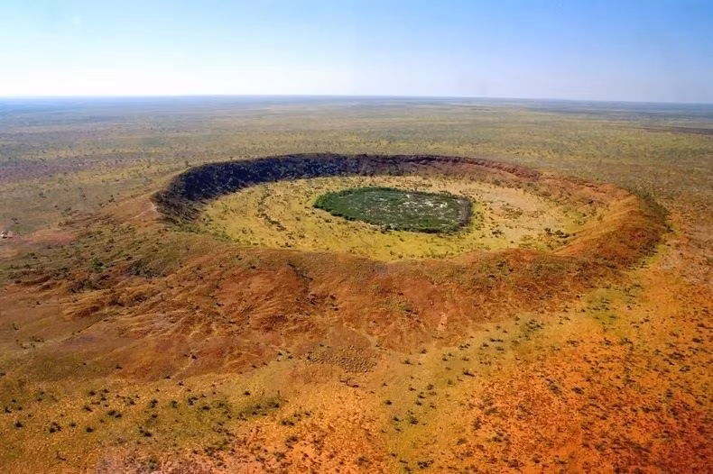  Hố thiên thạch Wolfe Creek - Western Australia, Úc. Hố Wolfe Creek là một trong những hố thiên thạch lớn nhất tại Úc, với đường kính khoảng 875 m và sâu khoảng 60 m. Nó được hình thành từ một vụ va chạm thiên thạch cách đây khoảng 300.000 năm. Ảnh: Pinterest.