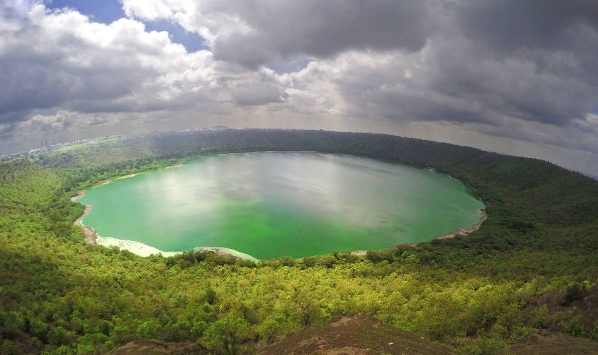  Hố thiên thạch Lonar - Maharashtra, Ấn Độ. Lonar là hố thiên thạch duy nhất được tạo ra từ va chạm thiên thạch vào lớp đá bazan, với tuổi khoảng 52.000 năm. Hố có đường kính 1,8 km và là một điểm nghiên cứu khoa học độc đáo. Ảnh: Pinterest.