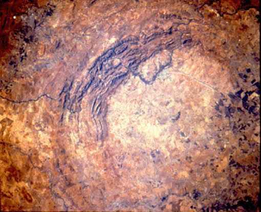  Hố thiên thạch Vredefort - Nam Phi. Đây là hố thiên thạch lớn nhất thế giới, có đường kính khoảng 300 km và được hình thành từ vụ va chạm cách đây hơn 2 tỷ năm. Vredefort Crater được UNESCO công nhận là Di sản Thế giới. Ảnh: Pinterest.