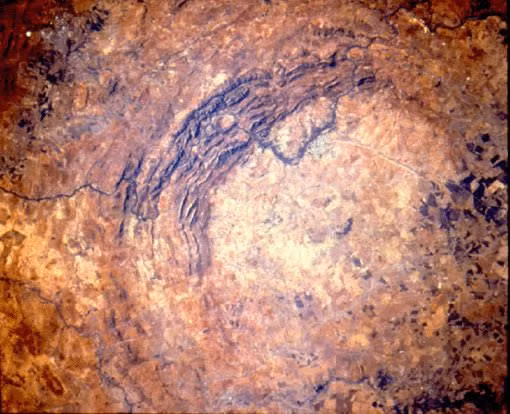  Hố thiên thạch Vredefort - Nam Phi. Đây là hố thiên thạch lớn nhất thế giới, có đường kính khoảng 300 km và được hình thành từ vụ va chạm cách đây hơn 2 tỷ năm. Vredefort Crater được UNESCO công nhận là Di sản Thế giới. Ảnh: Pinterest.