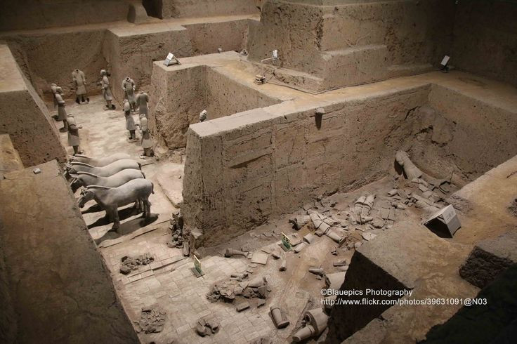  4. Sự hiện diện của thủy ngân. Theo các văn tự cổ, lăng mộ được cho là chứa một dòng sông thủy ngân chảy xung quanh, tượng trưng cho các con sông lớn của Trung Quốc. Phân tích mẫu đất xung quanh cũng phát hiện nồng độ thủy ngân cao bất thường, xác nhận phần nào tính xác thực của mô tả này. Ảnh: Pinterest.