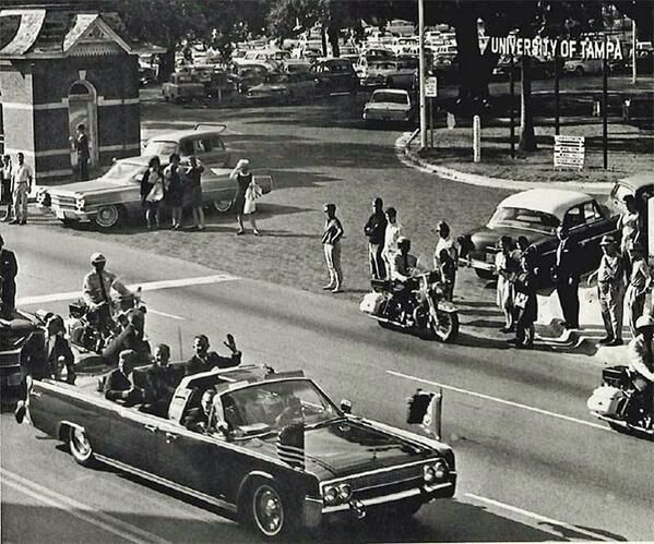  5. Vụ ám sát Tổng thống John F. Kennedy. Lời tiên tri: Nostradamus viết về một nhà lãnh đạo lớn bị ám sát trong một vụ nổ súng: "Người đàn ông vĩ đại sẽ ngã xuống bởi ánh chớp, và tội ác sẽ bị phơi bày". Ảnh: Pinterest.