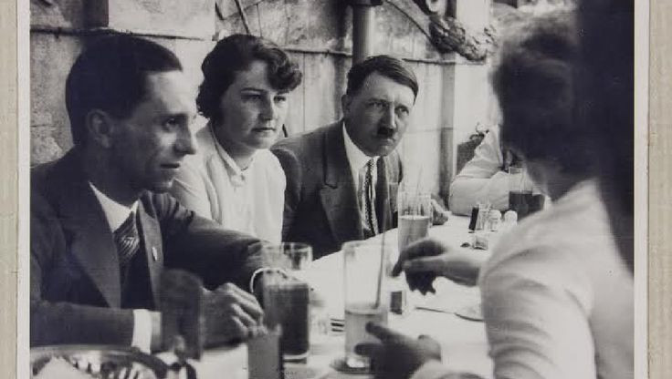  4. Sự xuất hiện của Hitler và Thế chiến II. Lời tiên tri: Nostradamus đề cập đến một nhân vật mà ông gọi là “Hister”, một cái tên có âm điệu rất giống "Hitler". Ông viết: "Một kẻ đến từ phần đất của Hister sẽ trở thành kẻ chinh phục, người này sẽ làm náo loạn cả châu Âu". Ảnh: Pinterest.