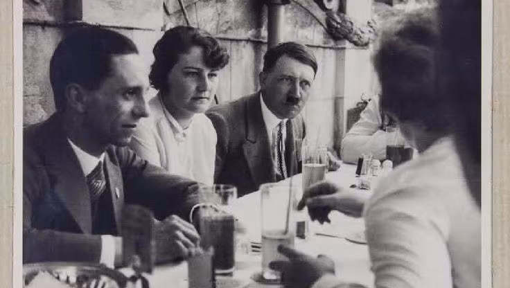  4. Sự xuất hiện của Hitler và Thế chiến II. Lời tiên tri: Nostradamus đề cập đến một nhân vật mà ông gọi là “Hister”, một cái tên có âm điệu rất giống "Hitler". Ông viết: "Một kẻ đến từ phần đất của Hister sẽ trở thành kẻ chinh phục, người này sẽ làm náo loạn cả châu Âu". Ảnh: Pinterest.