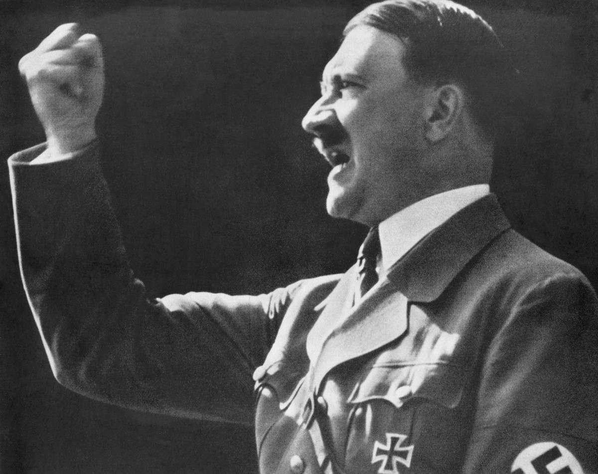 Sự kiện thực tế: Adolf Hitler, lãnh đạo Đảng Quốc Xã, đã lãnh đạo Đức Quốc xã trong Thế chiến II, gây ra những tội ác kinh hoàng và tàn phá cả châu Âu. Tuy "Hister" trong tiếng Latin có nghĩa là sông Danube, nhưng sự tương đồng về tên và hành động của Hitler khiến nhiều người tin rằng Nostradamus đã dự đoán được sự kiện này. Ảnh: Pinterest.