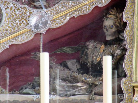  3. Xác ướp trong hầm rượu vang ở Áo. Tại tu viện St. Michael ở Áo, một số xác ướp đã được phát hiện khi người dân mở hầm rượu vang dưới tu viện vào thế kỷ 19. Đất và không khí khô trong hầm đã giúp bảo quản các xác chết, biến chúng thành xác ướp mà không cần qua quy trình ướp xác. Ảnh: Pinterest.