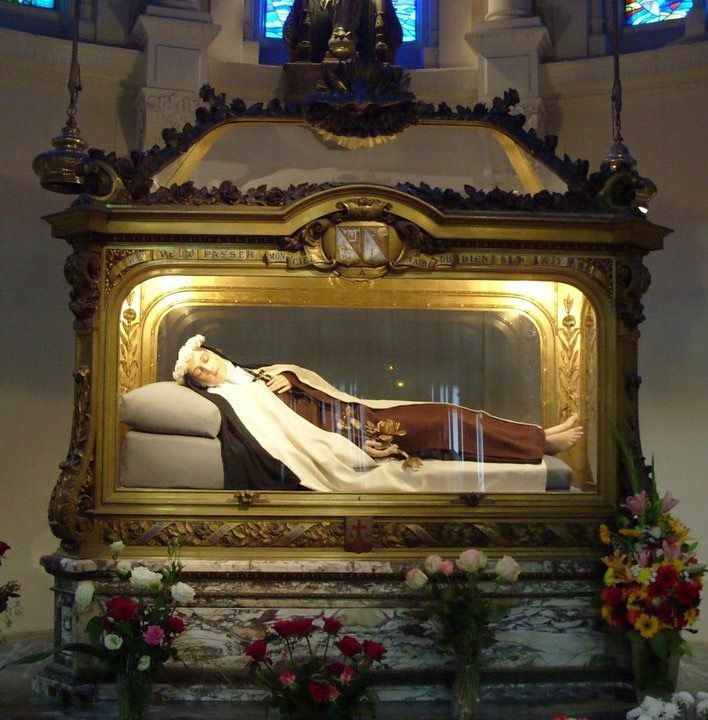  8. Xác ướp dành cho tín ngưỡng tôn giáo. Thi hài một số người, đặc biệt là những người được phong Thánh, được bảo quản để phục vụ cho nghi lễ tôn giáo hoặc coi là những nhân vật có sự linh thiêng đặc biệt. Thân xác họ được bảo quản nhằm truyền cảm hứng tín ngưỡng và phục vụ trong các nghi lễ. Ảnh: Pinterest.