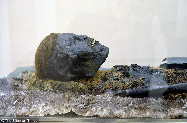  1. Xác ướp không được cố ý tạo ra. Khác với các nền văn hóa cổ đại có kỹ thuật ướp xác phức tạp, xác ướp ở châu Âu thường là kết quả của những điều kiện môi trường tự nhiên đặc biệt như độ ẩm thấp, đất có tính axit hoặc môi trường kín gió. Điều này đã ngăn cản sự phân hủy và tạo nên các xác ướp tự nhiên. Ảnh: Pinterest.