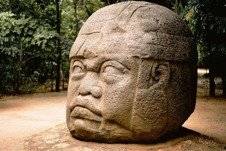 Nền văn minh Olmec. Là một trong những nền văn minh đầu tiên ở Trung Mỹ, Olmec xuất hiện khoảng 1500 TCN. Họ để lại những tượng đầu đá khổng lồ bí ẩn và là nền tảng văn hóa của các nền văn minh Maya và Aztec sau này. Ảnh: Pinterest.
