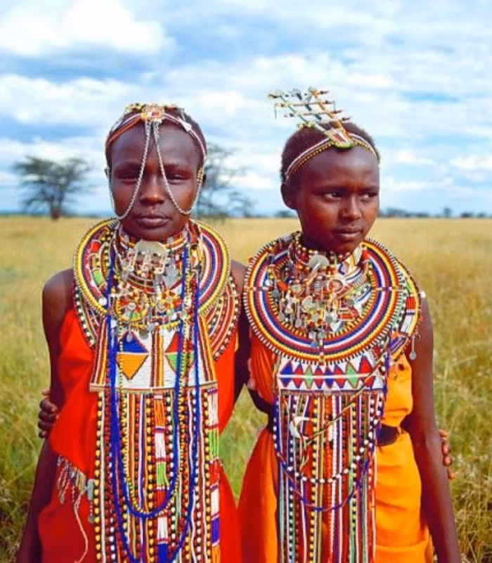  Bộ tộc Maasai (Kenya) - Uống máu bò. Người Maasai coi máu bò là nguồn dinh dưỡng dồi dào. Trong một số nghi lễ, họ uống máu bò trực tiếp để thể hiện sức mạnh và lòng kính trọng với bò. Ảnh: Pinterest.