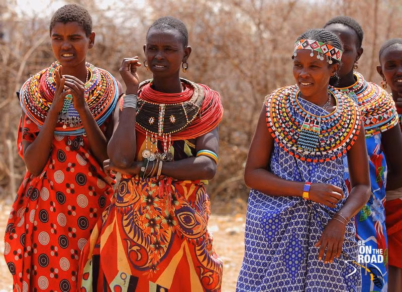  Bộ tộc Samburu (Kenya) - Lễ trưởng thành với sẹo. Các cô gái Samburu phải trải qua nghi lễ cắt sẹo trên bụng khi bước vào tuổi trưởng thành. Vết sẹo biểu thị sự trưởng thành và lòng can đảm của người phụ nữ. Ảnh: Pinterest.