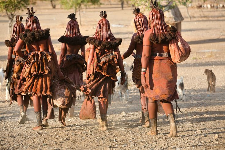  Bộ tộc Himba (Namibia) - Phủ đất đỏ lên người. Phụ nữ Himba sử dụng đất đỏ trộn với mỡ động vật để bôi lên da và tóc nhằm bảo vệ khỏi ánh nắng và côn trùng, đồng thời mang ý nghĩa làm đẹp và tôn vinh bản sắc dân tộc. Ảnh: Pinterest.