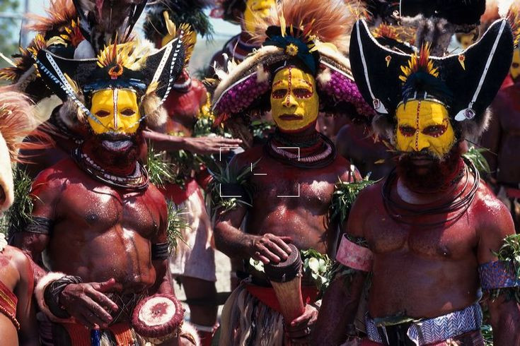  Bộ tộc Huli (Papua New Guinea) - Tóc giả làm từ tóc thật. Người Huli nổi tiếng với những bộ tóc giả làm từ tóc thật của chính họ. Họ nuôi tóc dài, sau đó cắt đi để làm tóc giả và đeo trong các dịp lễ hội và nghi thức quan trọng. Ảnh: Pinterest.