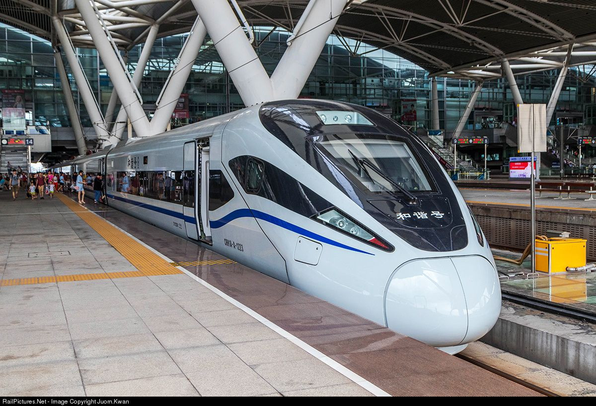 Công nghệ: Sử dụng công nghệ nội địa và quốc tế (hệ thống CRH, CRRC sản xuất), tốc độ tối đa 350 km/h. Ảnh: Pinterest.