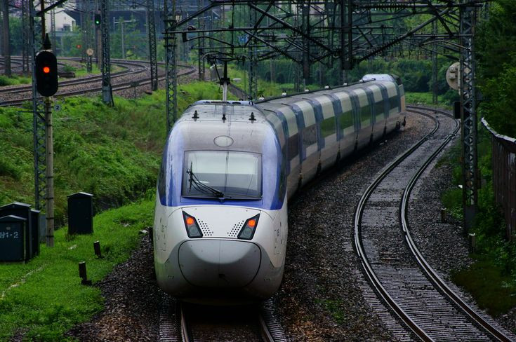  6. KTX (Korea Train Express) - Hàn Quốc. Năm hoạt động: 2004. Độ dài: Khoảng 1.000 km. Ảnh: Pinterest.
