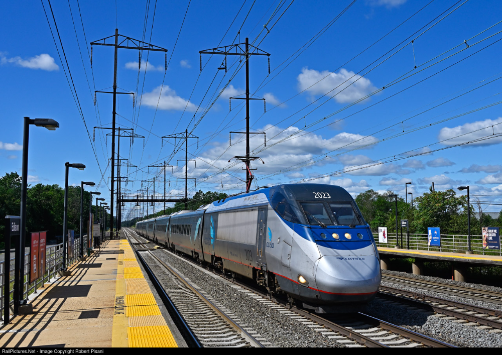 Công nghệ: Điện khí hóa và tích hợp nhiều công nghệ điều khiển tự động, tốc độ tối đa hiện tại 240 km/h. Ảnh: Pinterest.