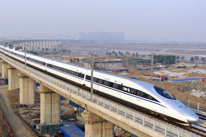  4. Trung Quốc – Đường sắt cao tốc CRH (China Railway High-speed). Năm hoạt động: 2008 (bắt đầu xây dựng từ năm 2004). Độ dài: Hơn 40.000 km (tính đến 2023, mạng lưới dài nhất thế giới). Ảnh: Pinterest.