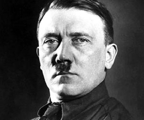  9. Lời tiên tri về Adolf Hitler. Nostradamus được cho là đã đề cập đến một nhân vật tên "Hister" trong các bài thơ của mình. Nhiều người tin rằng đó là lời tiên tri về Adolf Hitler, mặc dù "Hister" có thể ám chỉ đến sông Danube (tên cổ là Hister). Ảnh: Pinterest.