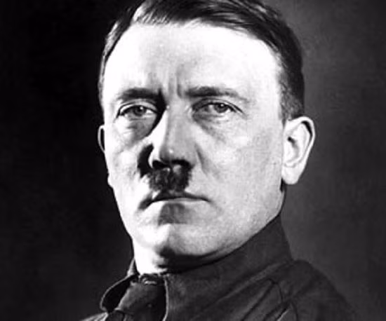  9. Lời tiên tri về Adolf Hitler. Nostradamus được cho là đã đề cập đến một nhân vật tên "Hister" trong các bài thơ của mình. Nhiều người tin rằng đó là lời tiên tri về Adolf Hitler, mặc dù "Hister" có thể ám chỉ đến sông Danube (tên cổ là Hister). Ảnh: Pinterest.