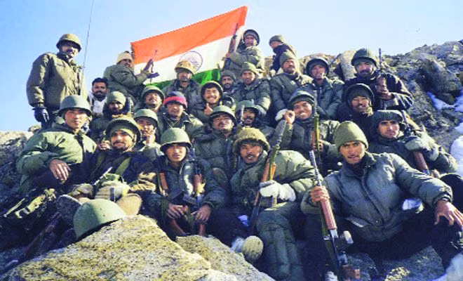  4. Chiến tranh Ấn Độ - Pakistan (1999). Bối cảnh: Xung đột tại Kargil, vùng tranh chấp Kashmir, đẩy hai quốc gia có vũ khí hạt nhân vào tình trạng chiến tranh. Ảnh: Pinterest.