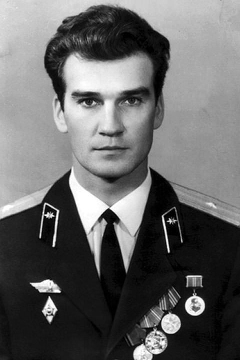 Diễn biến: Trung tá Stanislav Petrov, người phụ trách hệ thống, cho rằng đây có thể là báo động giả và quyết định không báo cáo về “cuộc tấn công” lên cấp trên. Điều này ngăn chặn một phản ứng hạt nhân từ phía Liên Xô. Ảnh: Pinterest.
