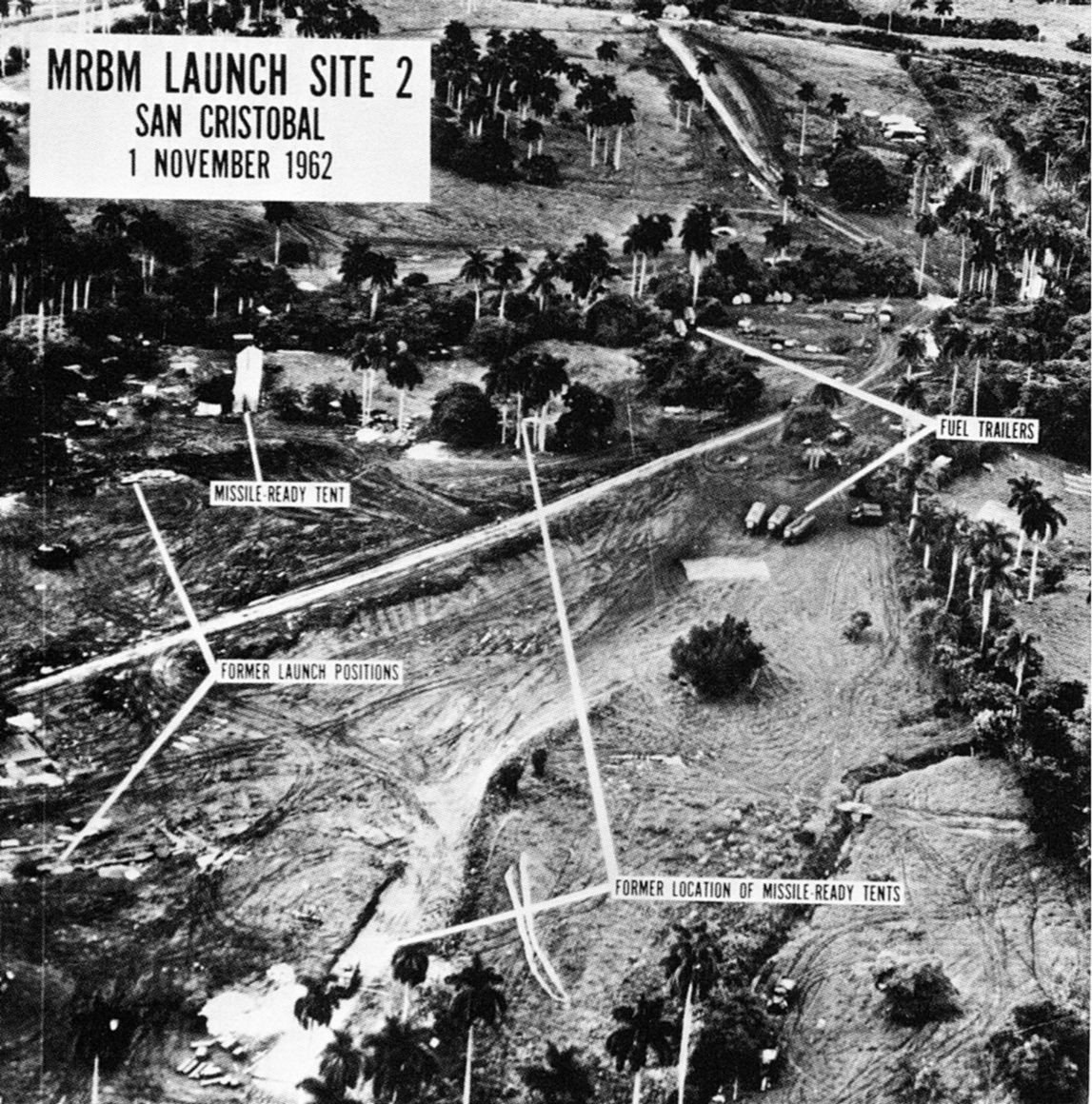 1. Cuộc khủng hoảng tên lửa Cuba (1962). Bối cảnh: Liên Xô triển khai tên lửa hạt nhân tại Cuba, chỉ cách bờ biển Mỹ khoảng 145 km. Đáp lại, Mỹ áp đặt lệnh phong tỏa hàng hải và yêu cầu Liên Xô rút tên lửa. Ảnh: Pinterest.