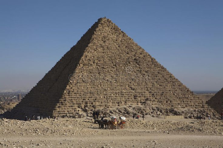  Do người ngoài hành tinh xây dựng. Một giả thuyết phổ biến là người ngoài hành tinh đã giúp người Ai Cập xây dựng kim tự tháp nhờ công nghệ tiên tiến của họ. Những người ủng hộ giả thuyết này cho rằng với những kiến thức hạn chế của người Ai Cập cổ đại, họ không thể tự mình tạo ra một công trình phức tạp và chính xác như Đại Kim Tự Tháp. Ảnh: Pinterest.