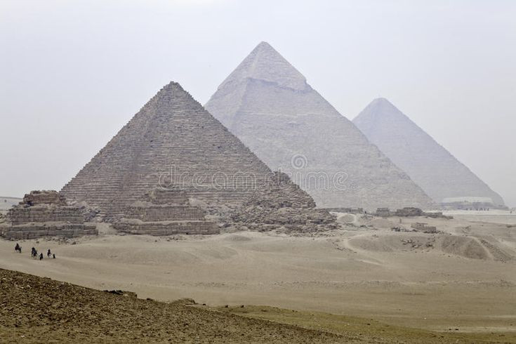  Hệ thống mã hóa về toán học và vũ trụ. Các nhà nghiên cứu phát hiện ra rằng kích thước, tỷ lệ và vị trí của kim tự tháp đều chứa các con số liên quan đến số Pi, tỷ lệ vàng, và nhiều hệ số toán học khác. Một số người tin rằng kim tự tháp là một hệ thống mã hóa phức tạp về kiến thức toán học và cấu trúc vũ trụ của người Ai Cập cổ đại. Ảnh: Pinterest.