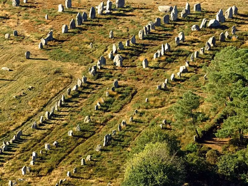  Các cột đá Carnac – Pháp. Đây là một tập hợp các cột đá lớn xếp theo hàng dài tại Pháp, với niên đại từ thời kỳ đồ đá mới. Không rõ vì sao và làm thế nào các cột đá này được sắp xếp, khiến một số người tin rằng đây có thể là dấu hiệu liên lạc với người ngoài hành tinh. Ảnh: Pinterest.