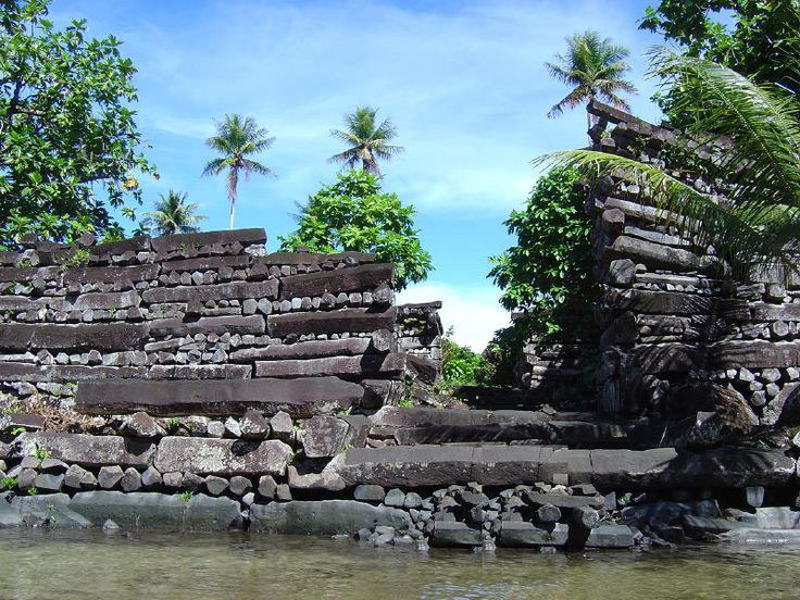  Pháo đài Nan Madol – Micronesia. Nan Madol là một di tích cổ nằm trên các rạn san hô ở ngoài khơi đảo Pohnpei. Các khối đá bazan khổng lồ ở đây được dựng lên mà không có dấu vết về cách thức vận chuyển, điều này dẫn đến suy đoán rằng người ngoài hành tinh có thể đã giúp xây dựng công trình. Ảnh: Pinterest.