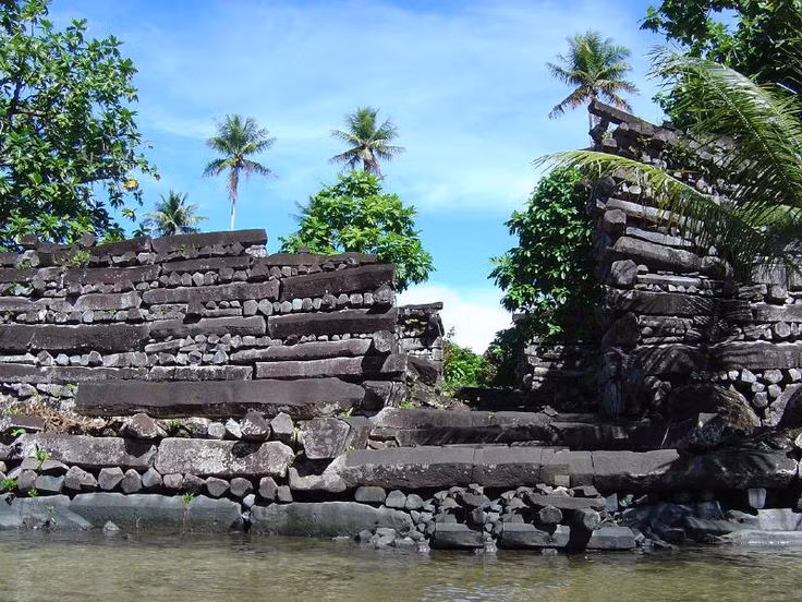 Pháo đài Nan Madol – Micronesia. Nan Madol là một di tích cổ nằm trên các rạn san hô ở ngoài khơi đảo Pohnpei. Các khối đá bazan khổng lồ ở đây được dựng lên mà không có dấu vết về cách thức vận chuyển, điều này dẫn đến suy đoán rằng người ngoài hành tinh có thể đã giúp xây dựng công trình. Ảnh: Pinterest.