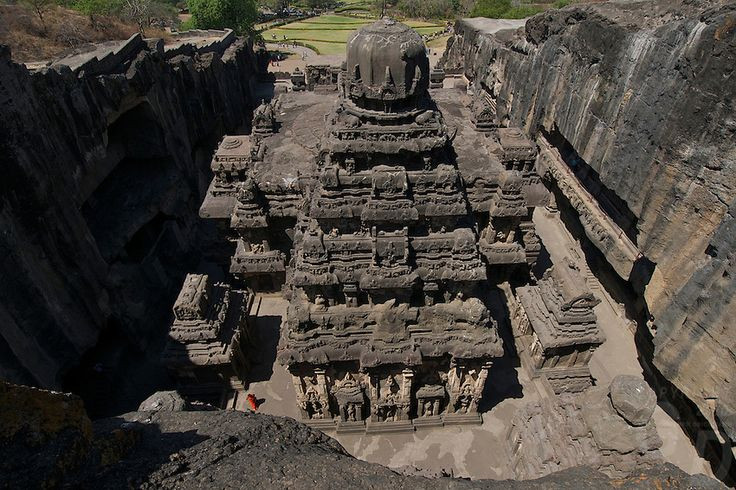  Đền Kailasa tại hang Ellora - Ấn Độ. Đền Kailasa là một công trình đá được chạm khắc từ một phiến đá khổng lồ, có cấu trúc và kiến trúc phức tạp, được hoàn thiện với độ chính xác cao. Những người tin vào sự tồn tại của người ngoài hành tinh cho rằng công trình này là kết quả của một công nghệ ngoài ngoài Trái Đất. Ảnh: Pinterest.