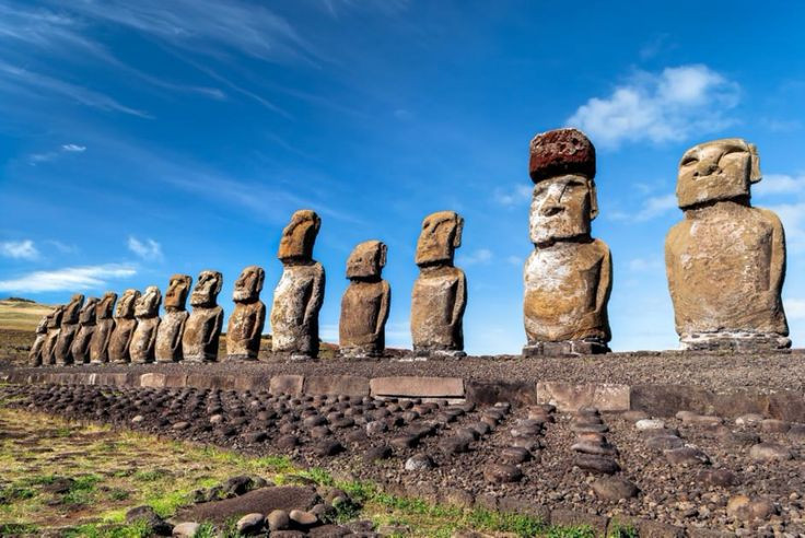  Các tượng Moai trên đảo Phục Sinh – Chile. Những bức tượng đá khổng lồ Moai trên đảo Phục Sinh là một trong những bí ẩn lớn nhất thế giới. Rất khó khăn trong việc di chuyển và dựng lên, các bức tượng này khiến nhiều người suy đoán về sự liên quan của người ngoài hành tinh. Ảnh: Pinterest.