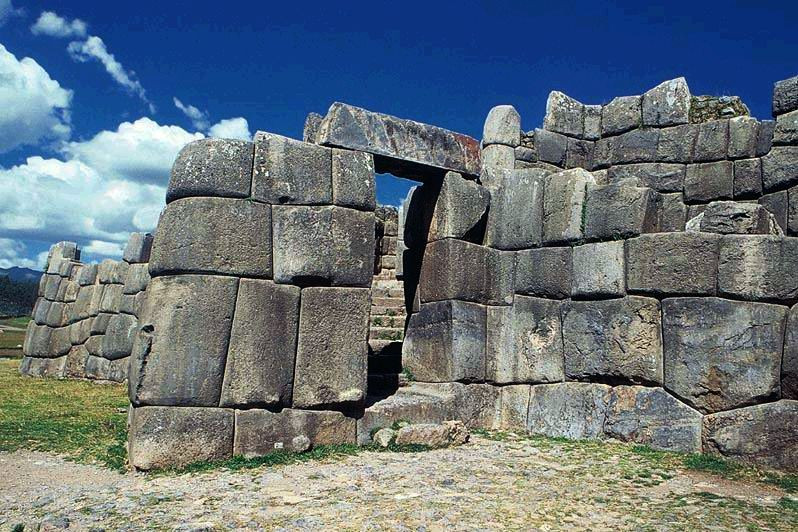  Sacsayhuamán – Peru. Sacsayhuamán là một pháo đài cổ ở Peru với các tường thành bằng đá cực kỳ lớn, được cắt gọt và lắp ghép hoàn hảo mà không cần chất kết dính. Những khối đá này nặng hàng chục đến hàng trăm tấn và một số người tin rằng chúng được tạo tác bằng công nghệ ngoài hành tinh. Ảnh: Pinterest.