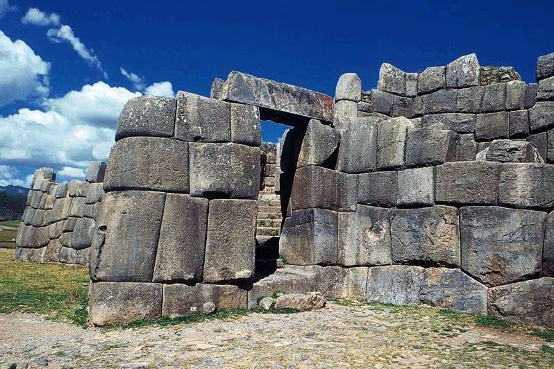  Sacsayhuamán – Peru. Sacsayhuamán là một pháo đài cổ ở Peru với các tường thành bằng đá cực kỳ lớn, được cắt gọt và lắp ghép hoàn hảo mà không cần chất kết dính. Những khối đá này nặng hàng chục đến hàng trăm tấn và một số người tin rằng chúng được tạo tác bằng công nghệ ngoài hành tinh. Ảnh: Pinterest.
