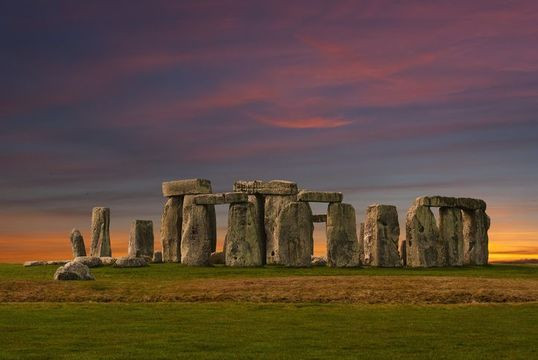  Stonehenge - Anh Quốc. Cấu trúc bằng đá cổ xưa Stonehenge (Cự thạch đã gây ra nhiều thắc mắc về cách thức người xưa di chuyển và dựng lên những khối đá nặng hàng chục tấn cách đây hàng ngàn năm. Một số người cho rằng Stonehenge là công trình quan sát thiên văn của người ngoài hành tinh. Ảnh: Pinterest.