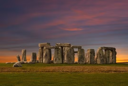  Stonehenge - Anh Quốc. Cấu trúc bằng đá cổ xưa Stonehenge (Cự thạch đã gây ra nhiều thắc mắc về cách thức người xưa di chuyển và dựng lên những khối đá nặng hàng chục tấn cách đây hàng ngàn năm. Một số người cho rằng Stonehenge là công trình quan sát thiên văn của người ngoài hành tinh. Ảnh: Pinterest.