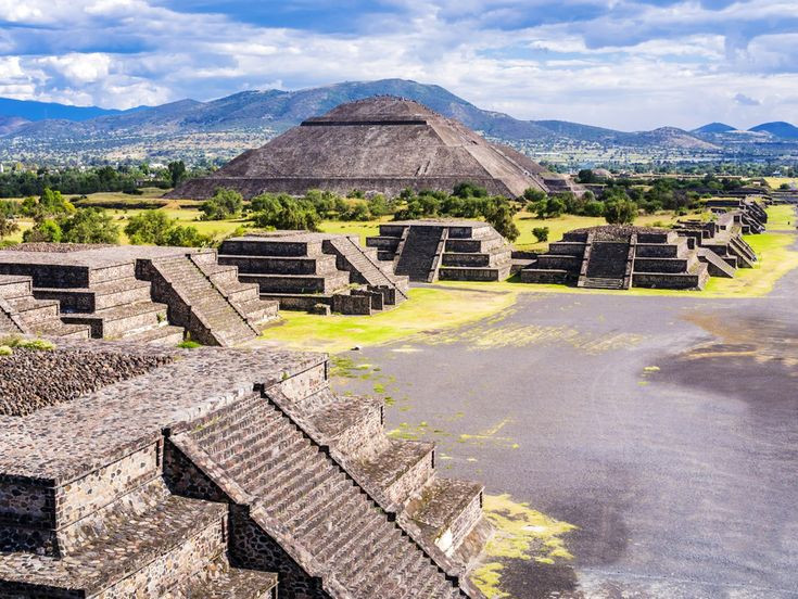  Kim tự tháp Teotihuacan – Mexico. Thành phố cổ Teotihuacan, đặc biệt là các kim tự tháp Mặt Trời và Mặt Trăng, được xây dựng với quy mô lớn và tính toán cẩn thận, phù hợp với nhiều yếu tố thiên văn. Theo một số thuyết âm mưu, người ngoài hành tinh có thể đã hỗ trợ người bản địa xây dựng công trình. Ảnh: Pinterest.