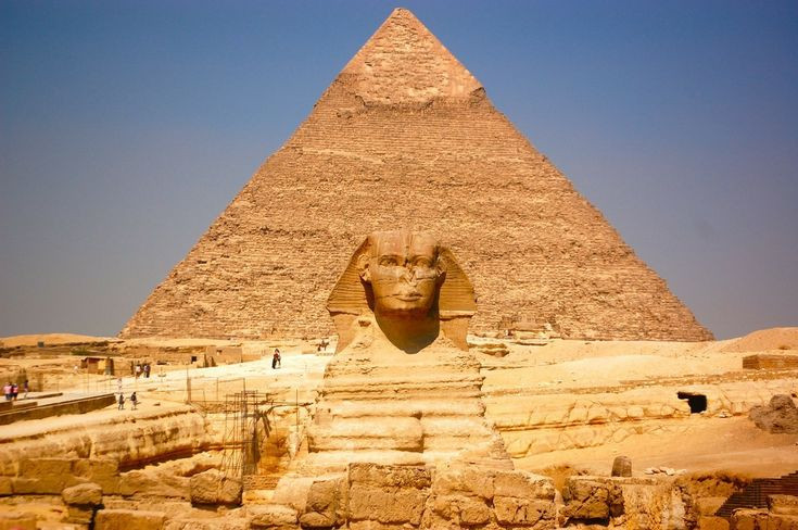  Kim Tự Tháp Giza - Ai Cập. Kim tự tháp Giza, đặc biệt là Đại Kim Tự Tháp, được xây dựng bằng hàng triệu khối đá nặng tới vài tấn. Có quan điểm cho rằng công trình này đã được hỗ trợ bởi người ngoài hành tinh vì kỹ thuật xây dựng tinh vi và khối lượng công việc quá đồ độ. Ảnh: Pinterest.