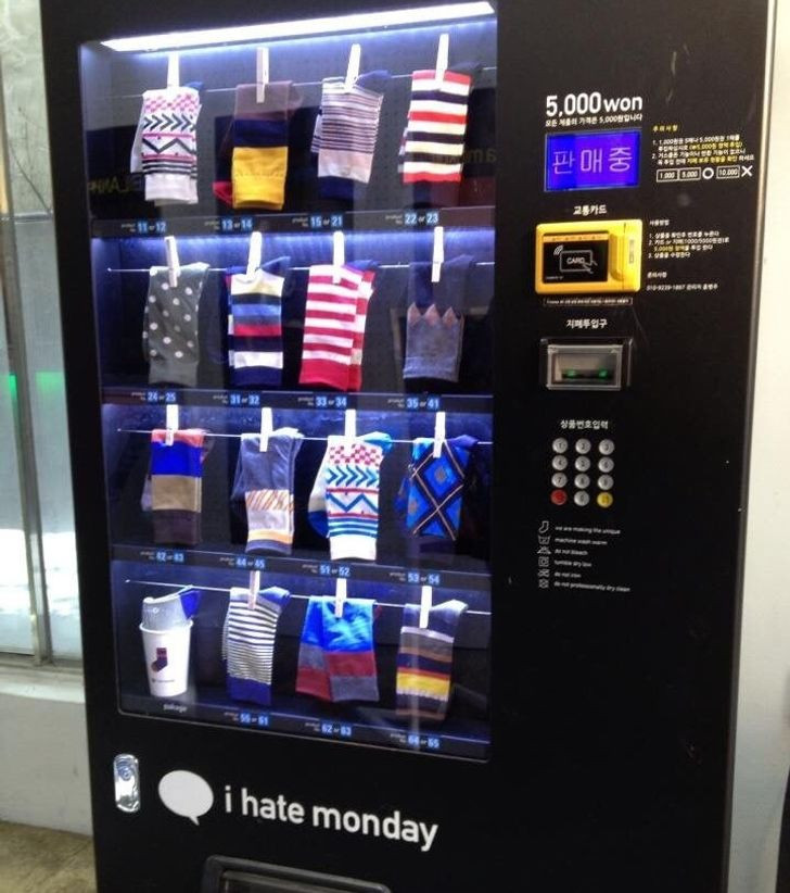 Bạn có biết đến máy bán tất tự động không?