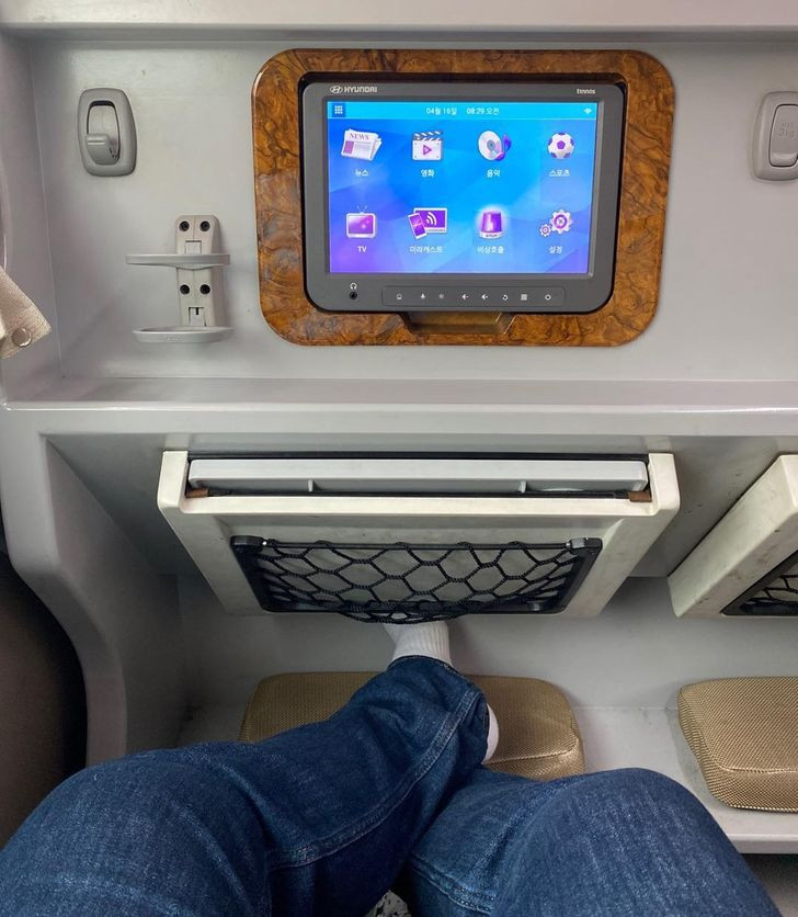 Là một trong những quốc gia phát triển nhất châu Á, có rất nhiều điều thú vị ở Hàn Quốc khiến các khách du lịch hoặc người phương xa đến cảm thấy như đang sống trong tương lai. Ảnh: Một chiếc xe buýt liên tỉnh có đầy đủ bộ sạc, bàn và chỗ để chân.