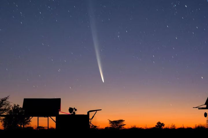  14. Quan sát bằng mắt thường: Một số sao chổi, như sao chổi Neowise (năm 2020), có thể được nhìn thấy bằng mắt thường khi đi qua gần Trái Đất, tạo ra hiện tượng tuyệt đẹp trên bầu trời. Ảnh: Pinterest.