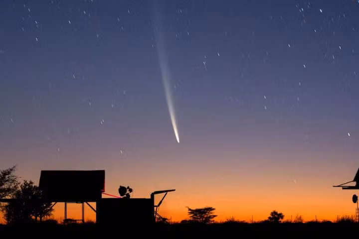  14. Quan sát bằng mắt thường: Một số sao chổi, như sao chổi Neowise (năm 2020), có thể được nhìn thấy bằng mắt thường khi đi qua gần Trái Đất, tạo ra hiện tượng tuyệt đẹp trên bầu trời. Ảnh: Pinterest.