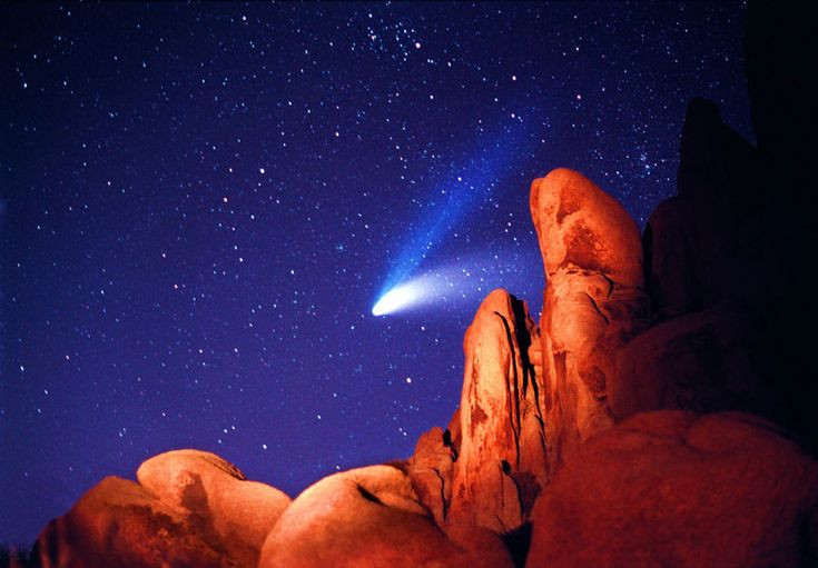  12. Có thể gây nguy hiểm cho Trái Đất: Mặc dù hiếm, nhưng sao chổi có khả năng va chạm với Trái Đất, gây ra hậu quả nghiêm trọng. Một số vụ tuyệt chủng lớn trong lịch sử có thể liên quan đến va chạm với sao chổi hoặc tiểu hành tinh. Ảnh: Pinterest.