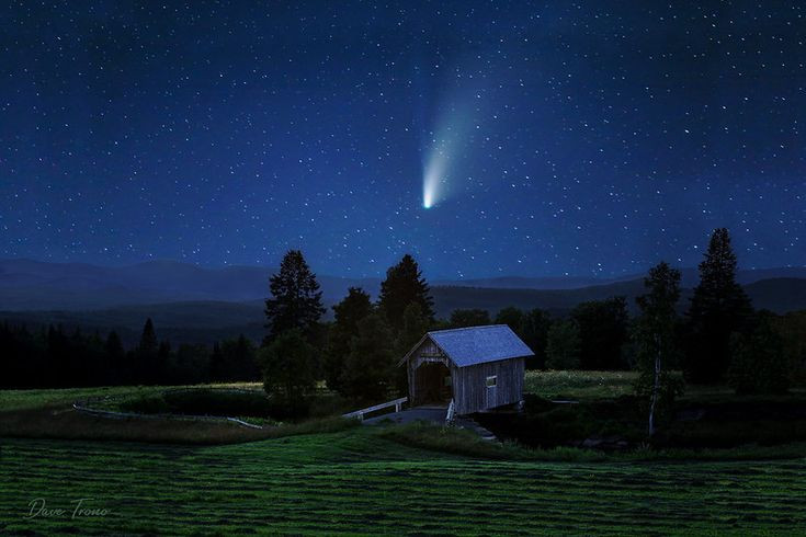  8. Sao chổi nổi tiếng nhất: Sao chổi Halley là một trong những sao chổi nổi tiếng nhất, quay trở lại gần Trái Đất sau mỗi 76 năm. Lần xuất hiện gần đây nhất là vào năm 1986, và dự kiến sẽ trở lại vào năm 2061. Ảnh: Pinterest.